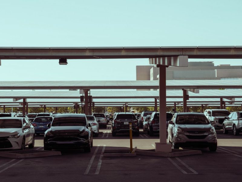 Jak uporządkować miejsca postojowe i zabezpieczyć prywatny parking?